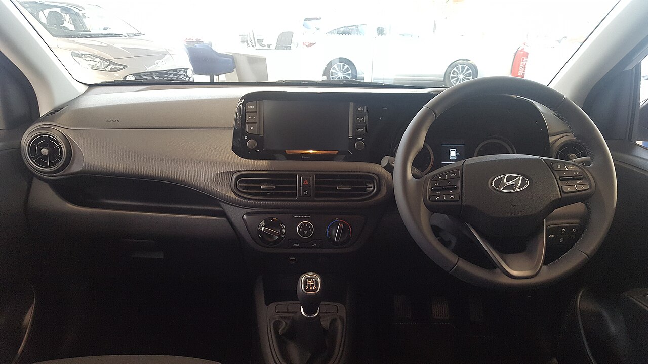 2020 Hyundai i10 SE Connect 1.0 Interior.jpg