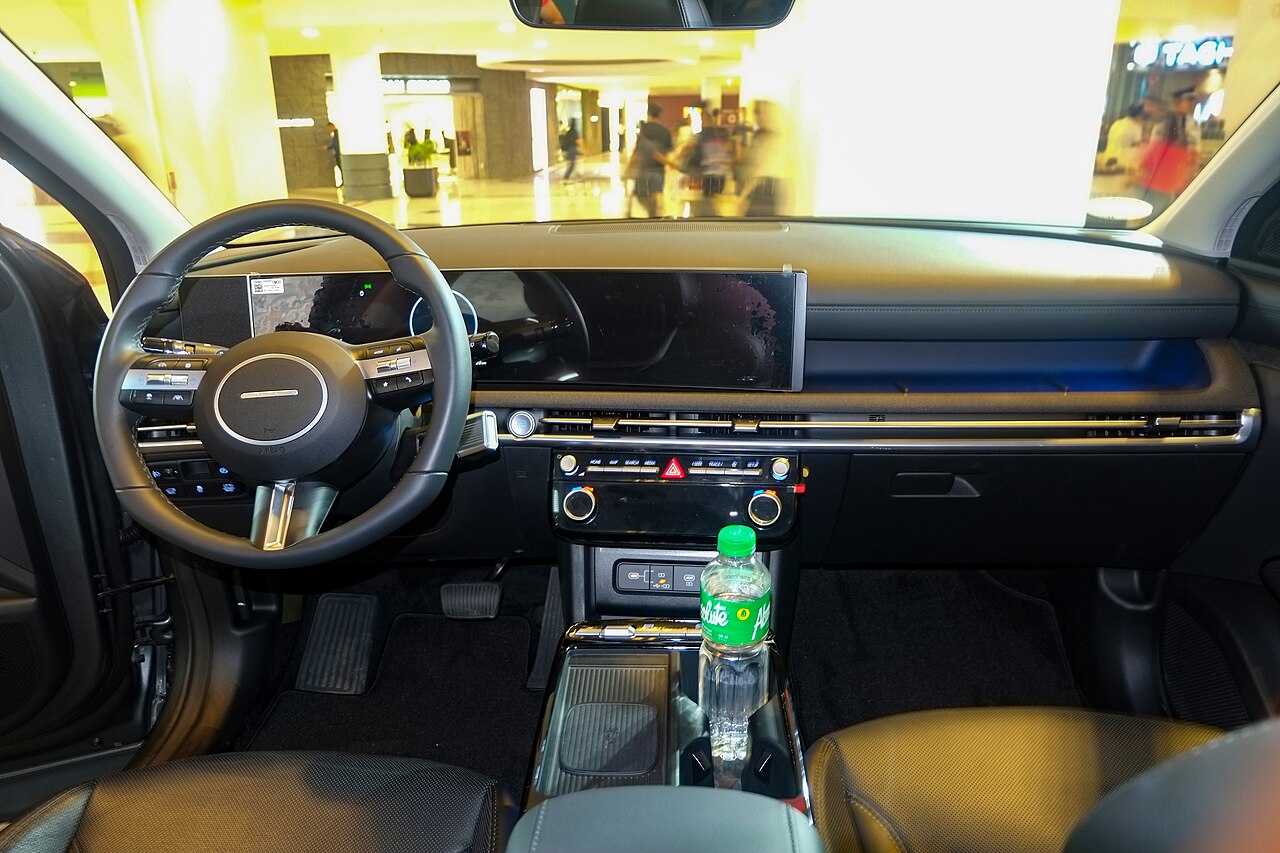 Hyundai Tucson NX4 1.6 GLS HEV - interior view.jpg