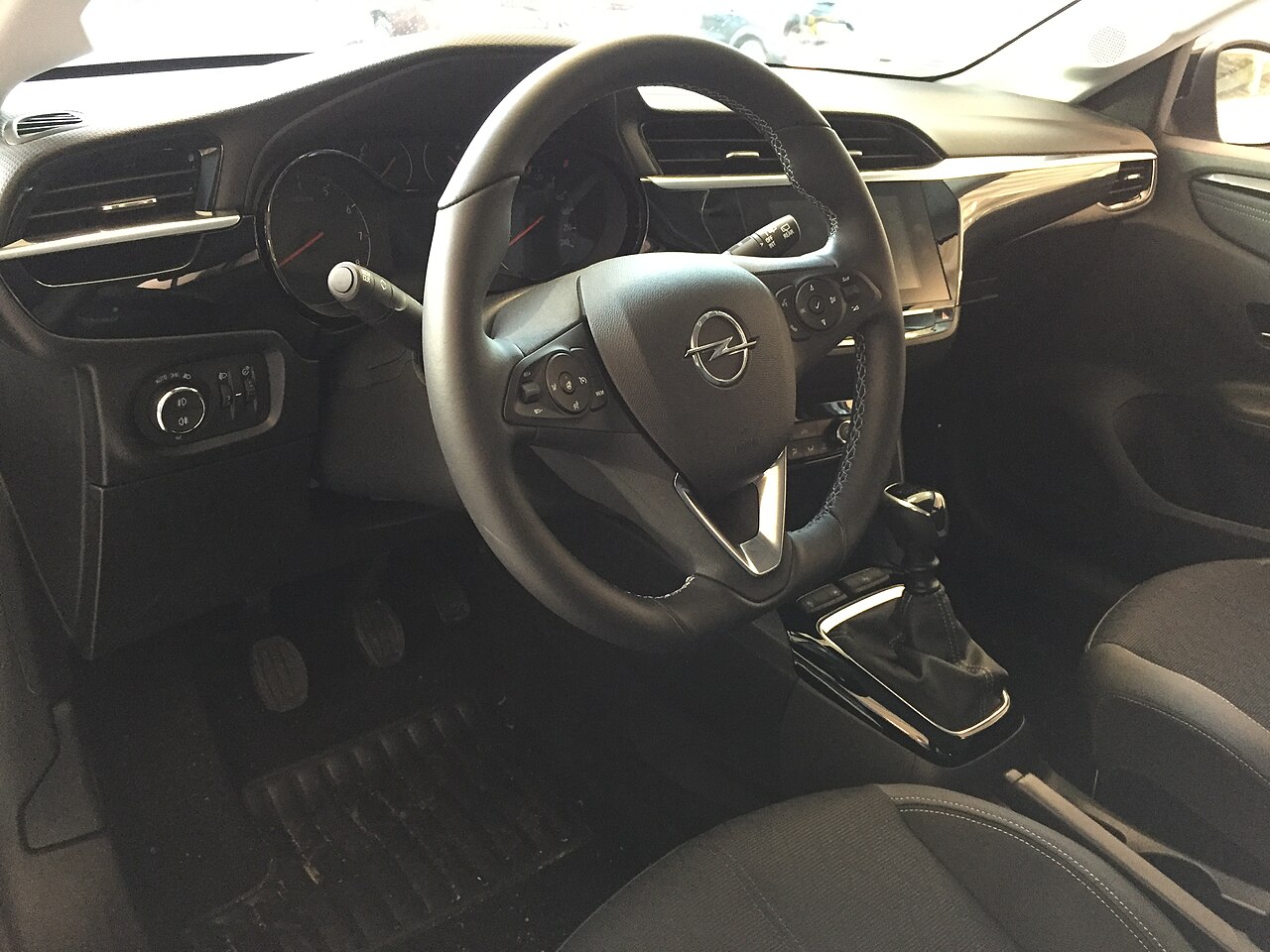 Opel Corsa F Innenraum.JPG